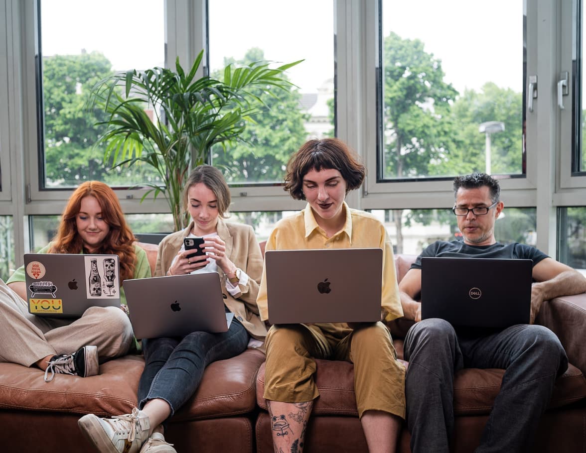 Ein Team aus 4 Kolleg*innen auf der Agenturcouch