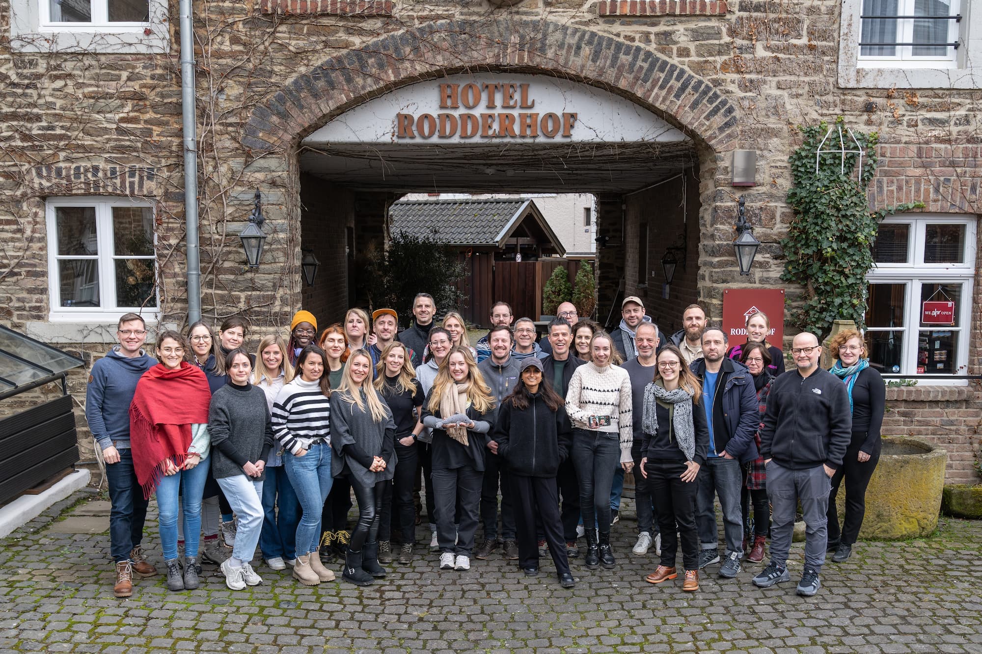 Gruppenfoto aller Mitarbeiterinnen und Mitarbeiter