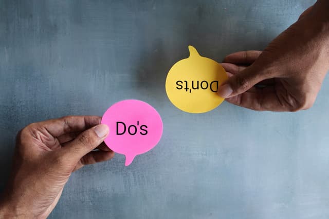 Hände halten Post-Its in Form von Sprechblasen mit den Beschriftungen 'Dos' und 'Don'ts'