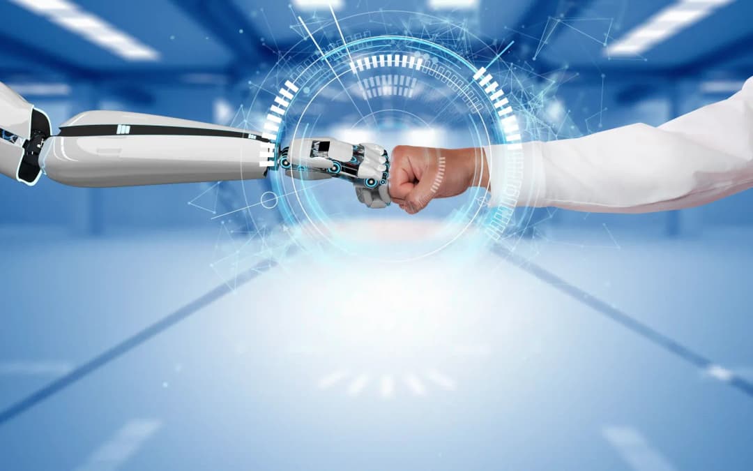 Die geschlossenen Fäuste eines Roboters und eines Menschen treffen in der Bildmitte freundschaftlich aufeinander.