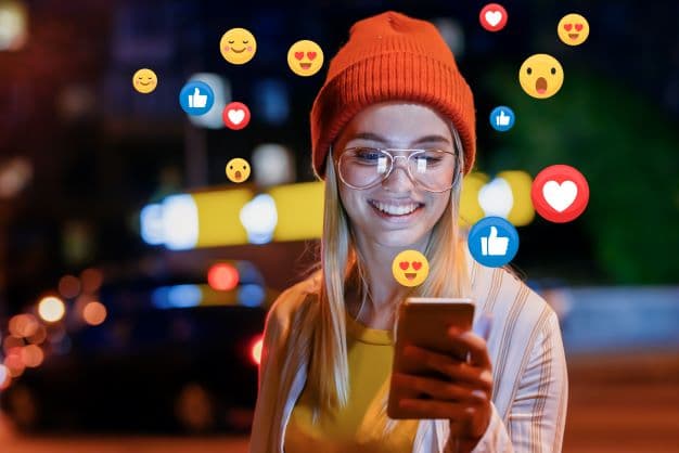 Blick aufs Handy, lächeln, dranbleiben: So geht´s, wenn Sie im Onlinemarketing Humor einsetzen.
