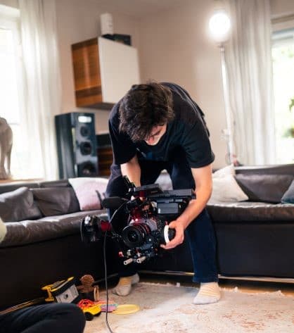 Video Producer Nils, Rheindigital, beim Dreh. Rechts: Qualitätscheck: Alles okay mit dem Take?