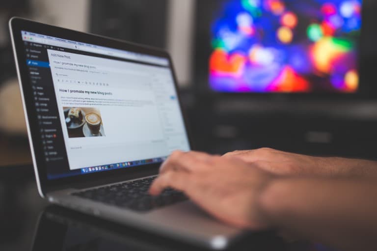 Hände an einem Laptop bei der Contentpflege in WordPress.