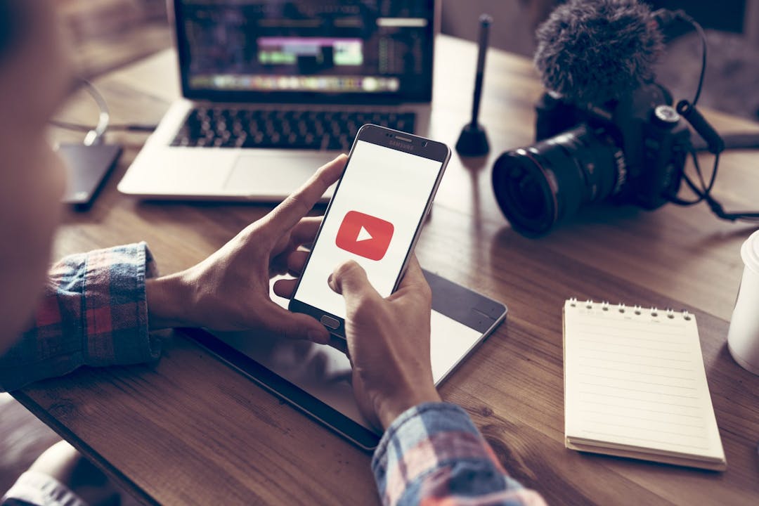 Post mit Kamera, Laptop und Smartphone zur Videobarbeitung für YouTube