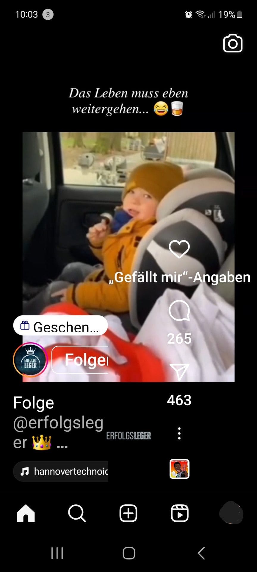 Ein Posting auf Instagram, das ein Video in einem quadratischen Format zeigt. Das Bild zeigt ein lachendes kleines Kind in einem Autositz mit dem Text Das Leben muss weitergehen ...