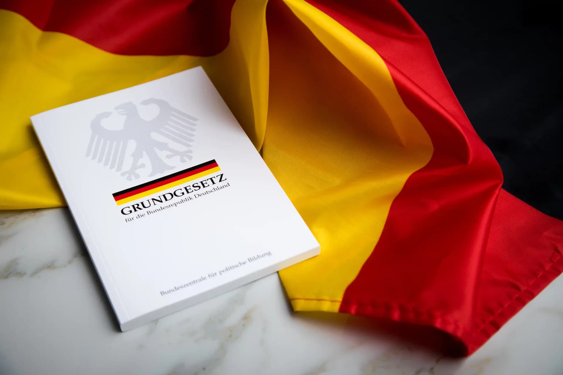 75 Jahre Grundgesetz – 75 Jahre Demokratie: Wie Kommunikation die Demokratie stärkt Cover