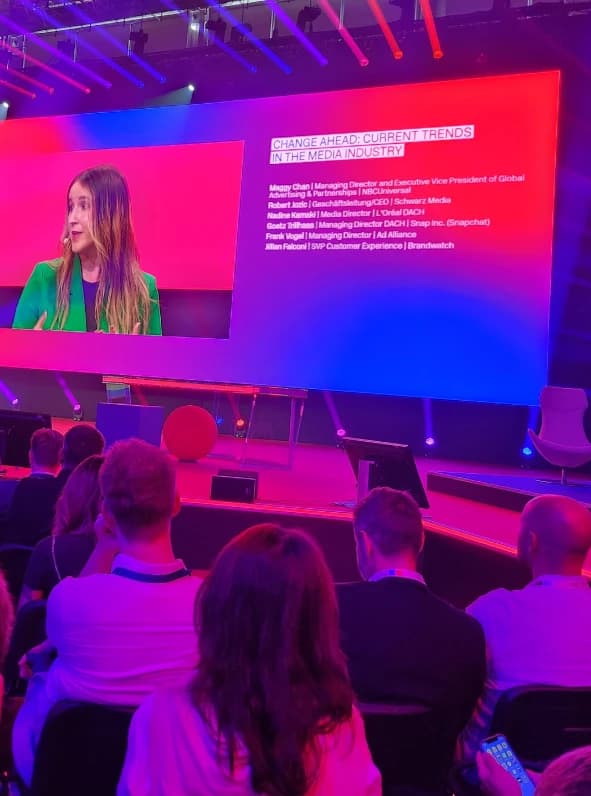 Die Panelist*innen im Highlight auf der Video Wand der Center Stage der DMEXCO 2023 