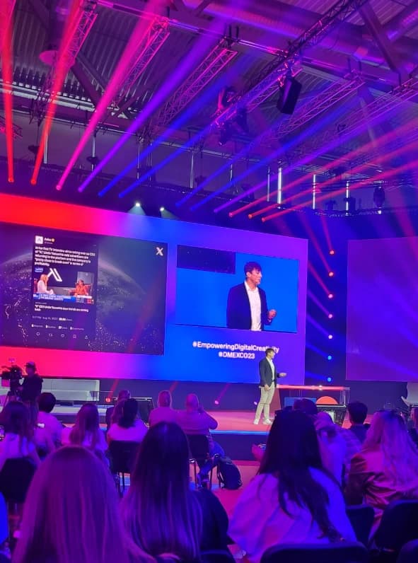 Gregory Owens und seine Präsentation im Highlight auf der Videowand der Center Stage bei der DMEXCO 2023