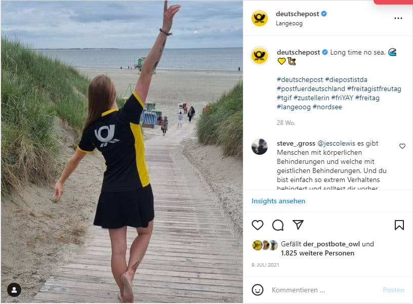 Frau in Postkleidung am Strand von Langeoog.     