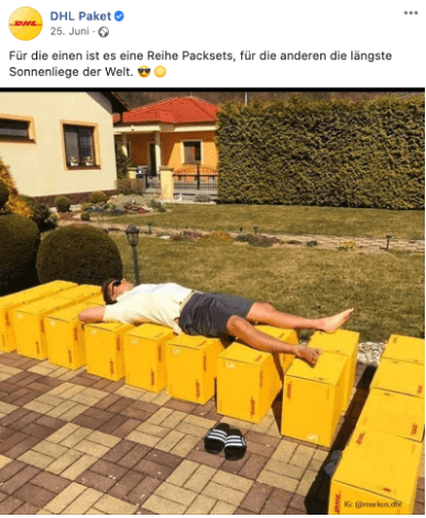 Mann sonnt sich auf DHL Paket Boxen