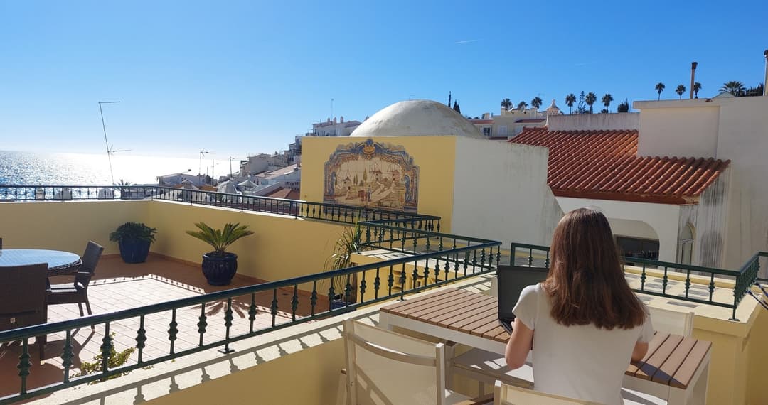 Remote Work in Portugal: Arbeitsplatz mit Meeresblick