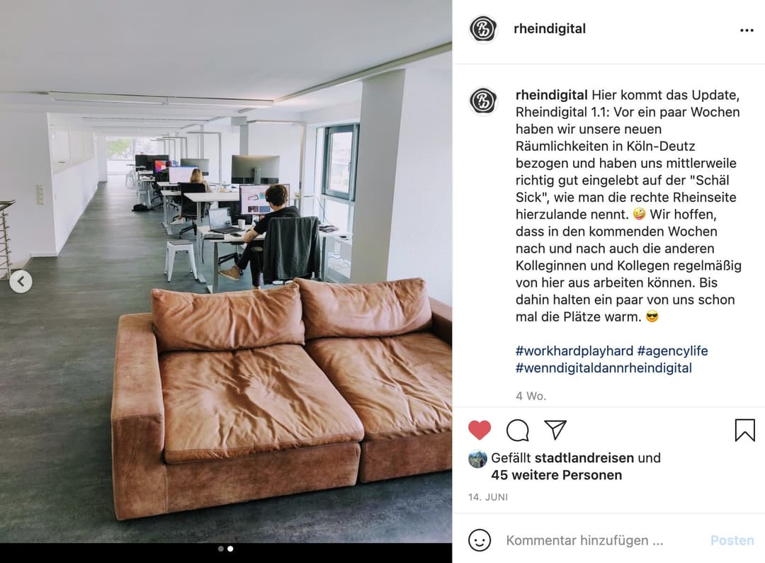 Blick auf die Couch und Arbeitsplätze im Kölner Büro von Rheindigital