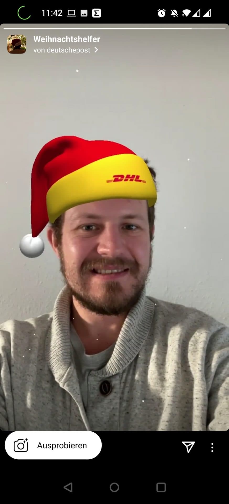 Ein Mann mit roter DHL-Weihnachtsmannmütze. 