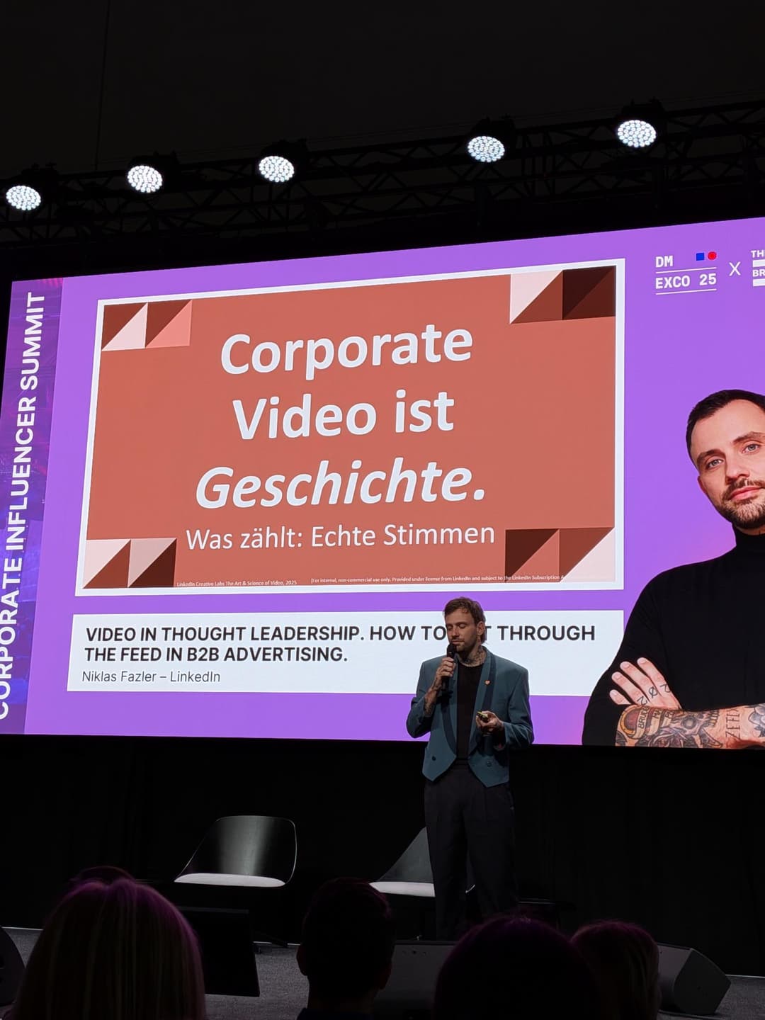 Niklas Fazler, Brand & Content Expert LinkedIn, auf der Bühne des Corporate Influencer Summit 2025 Niklas Fazler, Brand & Content Expert LinkedIn, auf der Bühne des Corporate Influencer Summit 2025