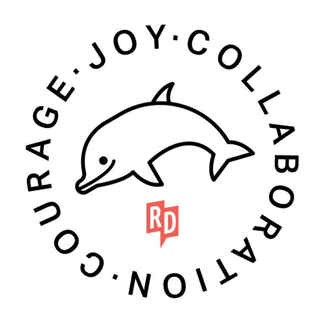 Das Rheindigital-Logo für Creative Minds: Joy, Collaboration und Courage Das Logo zeigt in der Mitte einen Delfin und rundherum die Begriffe Joy, Collaboration und Courage