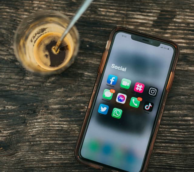 Die Deutschen nutzen WhatsApp, Instagram, TikTok & Co. – Social Media 2025 martphone-Display mit den wichtigsten Social-Media-Icons 2025