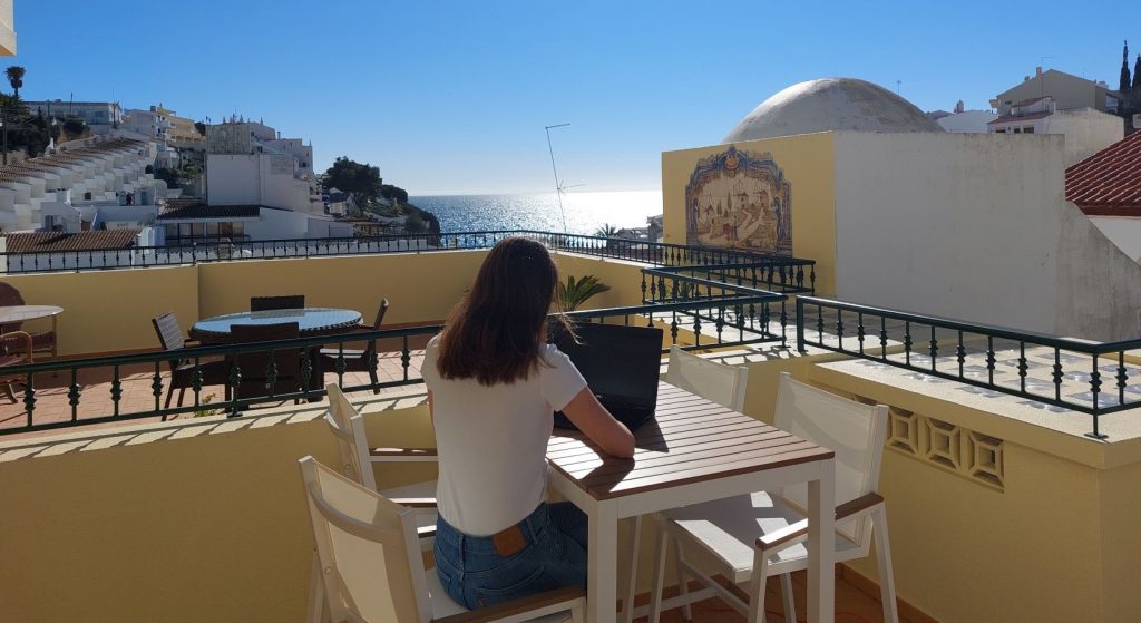 Remote Work in Portugal: Unsere Kollegin Farina wählte ihren Standort sorgfältig aus und genoss das Arbeiten im Ausland.